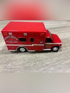 ERTL County Rescue EMS Ambulance 1:64 Die Cast Emergency Vehicle Red Diorama